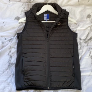 Jack&jones väst - Västen är i jätte bra skick alla dragkedjor funkar och är jätte fin. Det finns två fickor på insidan och två på utsidan.