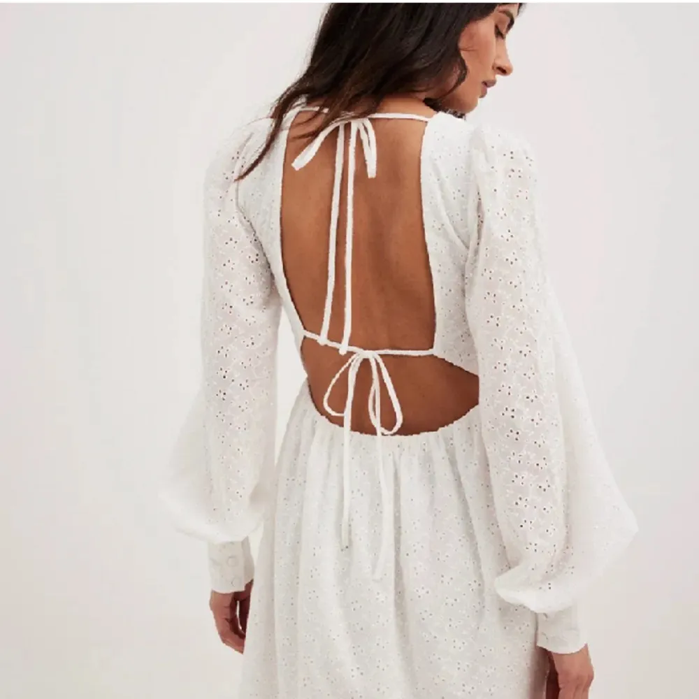 Jättefin vit klänning med öppen rygg från Chloe Schuterman x Na-Kd kollektionen. Köpt här på plick men aldrig använd. Perfekt inför student/sommar!. Klänningar.