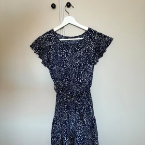 Mörkblå klänning  - Helt oanvänd klänning i storlek S!