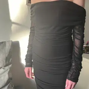 Jättefin svart offshoulder klänning med mesh material, säljer då den inte passar mig längre men är i perfekt skick 