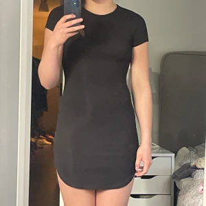 Svart bodyconklänning - Svart bodyconklänning från Boohoo, storlek 36, något kort. Har ”slitsar” på båda sidorna av låren. Lite genomskinlig. Bra skick!⭐️