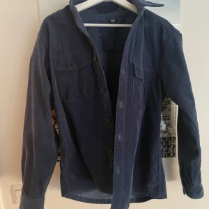 Overshirt  - Fet uniqlo overshirt som inte används längre! Använd 2-3 gånger annars som ny. 