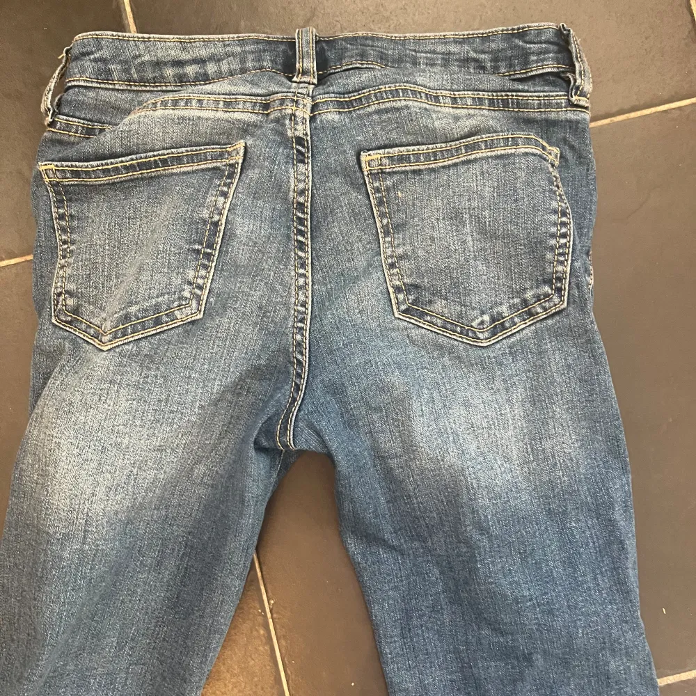Säljer mina supersnygga bootcut jeans ifrån Cubus då de tyvär blivit för små. De är sparsamt använda och har inga defekter förutom att det har blivit överstruket på lappen därbak, så det syns inte när du har på dig dem! Pris går såklart att diskutera. Farkut & Housut.
