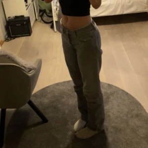 Grå low waist jeans - Super snygga gråa low waist jeans från lager 157🩷 står storlek xs men dom passar mig som brukar ha 34-38 i midjan på andra jeans. Rätt långa dom passar bra i längden på mig som är 170😊 hör av er eller köp gärna via köp nu🫶🏼