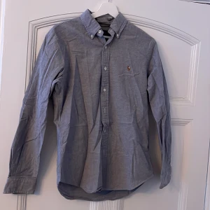 Ralph Lauren Skjorta Grå - Grå Ralph Lauren skjorta storlek M.  Bra skick.  Köparen står för frakt. 