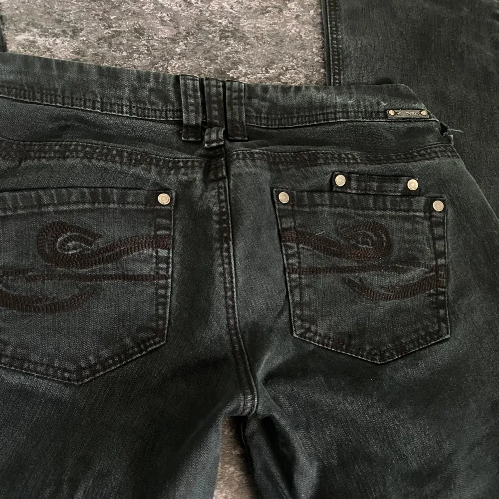 assnygga bootcut jeans från timezone i jättebra skick   midjemått- 40cm   innerbenslängd - 76 cm . Jeans & Byxor.