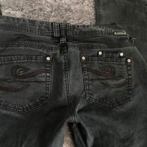 assnygga bootcut jeans från timezone i jättebra skick   midjemått- 40cm   innerbenslängd - 76 cm 
