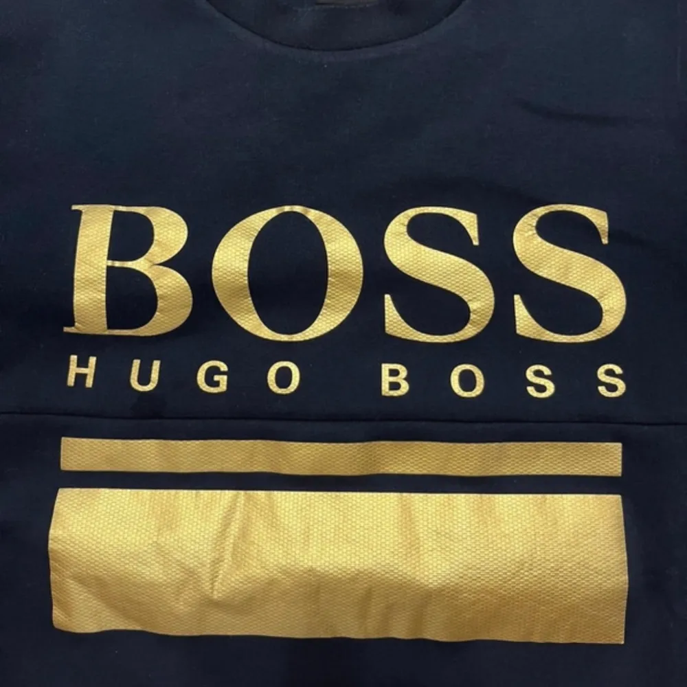 Säljer en Hugo boss sweatshirt i storlek s. Tröjan är o mycket bra skick. . Tröjor & Koftor.