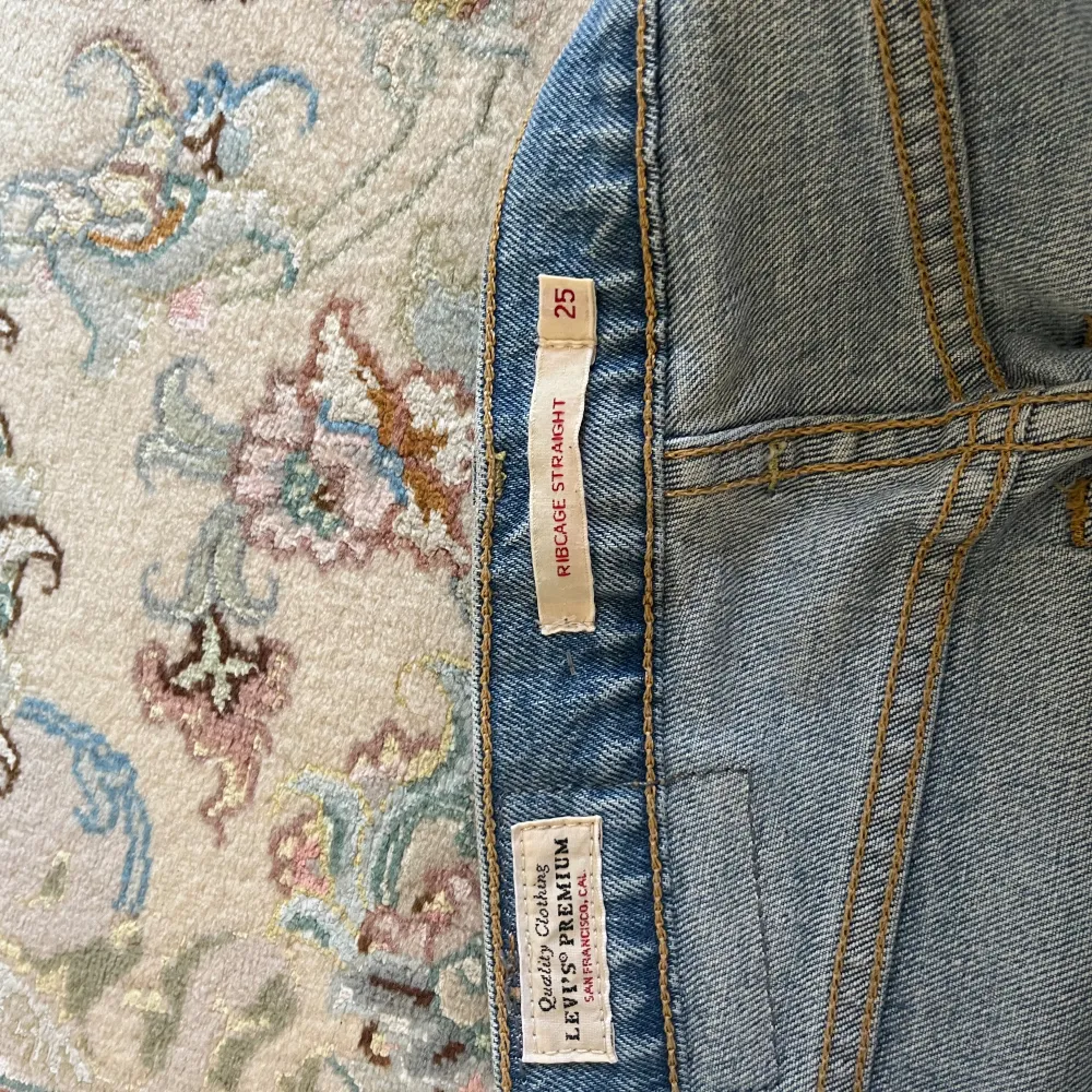 Ribcage straight Storlek: 25/27   Snyggt för de som vill ha jeans lite kortare. Gåt såklart att göra ännu kortare och till shorts.. Jeans & Byxor.