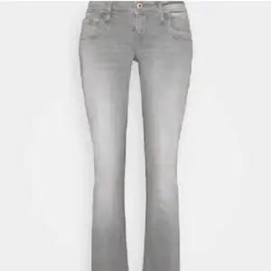 Ltb valerie gråa jeans i 27/32. Inga defekter. jag är 172, passar någon kortare❤️ lägg prisförslag! Vill sälja😊