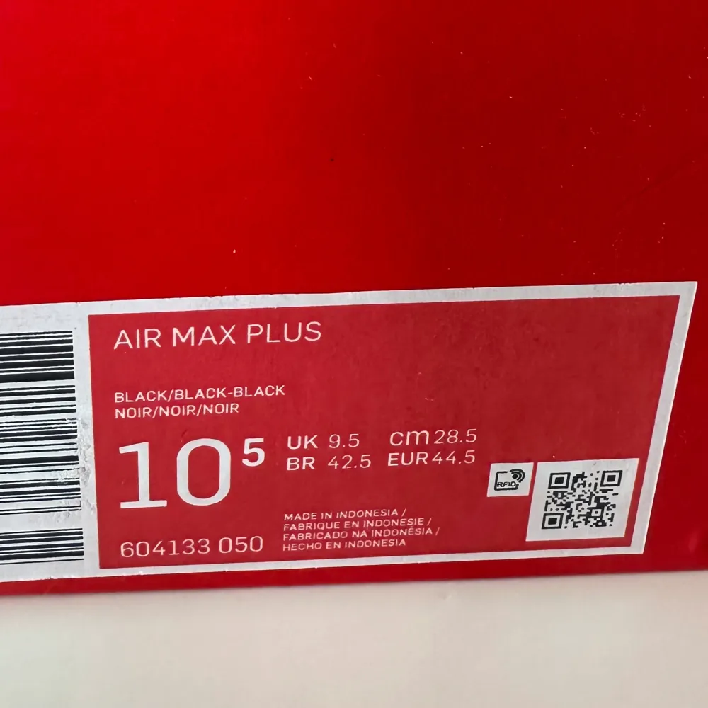 Nike Air Max Plus säljes 1000kr! Storlek 44.5 i nyskick. Använda endast någon gång pgr av fel storlek.  . Skor.