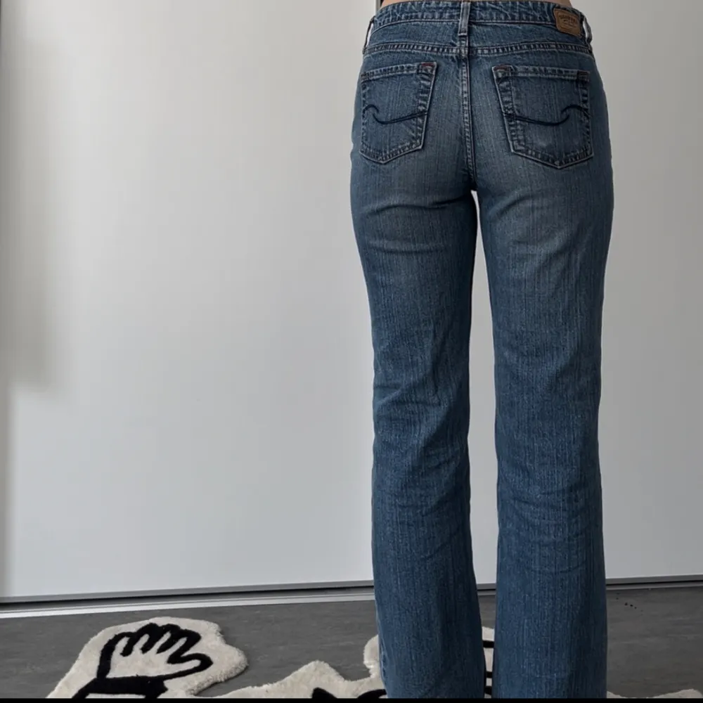 Midrise levis straight jeans Jag är 177 och de går ner till ankeln.  Midjemåttet är 41cm så omkretsen runt midjan är ca 82cm . Jeans & Byxor.