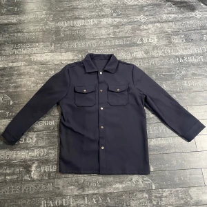 Navy Overshirt  - Säljer denna feta overshirt då den var för stor för mig, pris är diskuterbart så skriv ifall intresserad.