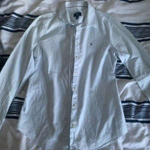 Blå vit skjorta från Gant - Storlek s, aldrig använd.