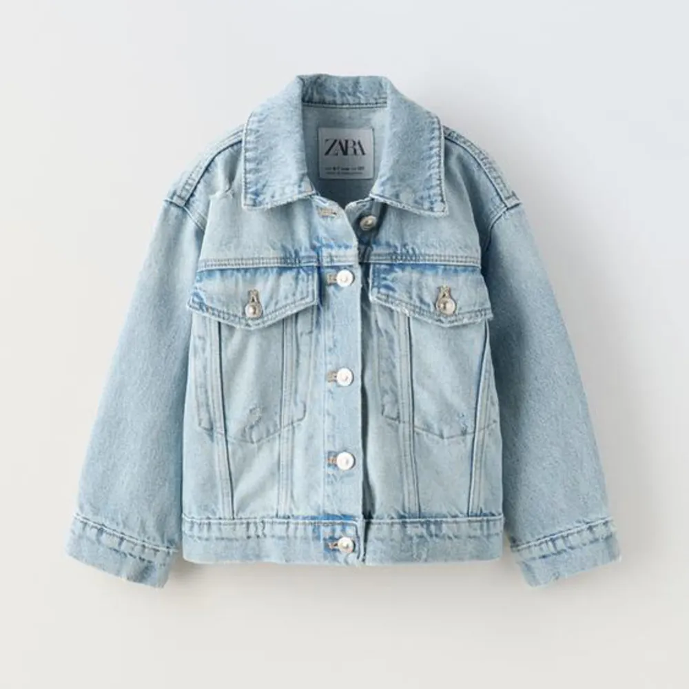 Säljer nu denna jättefina ljusblåa jeans jacka från Zara. Modellen är kids men passar Xs/S i dam också. Kom privat för bild och hör av er vid frågor💗. Jackor.