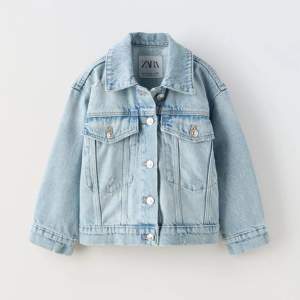 Säljer nu denna jättefina ljusblåa jeans jacka från Zara. Modellen är kids men passar Xs/S i dam också. Kom privat för bild och hör av er vid frågor💗