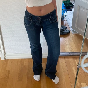 Jeans från B. Lake  - Fina vintage marinblå jenas från B. Lake sitter jättefint Är storlek 40 men sytt in dom lite med ett ressor på insidan så de passar mig som har 38 Bra skick  Säljer då de ej kommer till användning längre