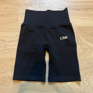 Iciw shorts - Svarta träningsshorts med scrunch i seamless material från Icaniwill. Modell: Scrunch seamless biker shorts. Storlek XS. Aldrig använda. Hör av dig om du har några frågor :)