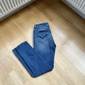 Ett par sällsynta Jean Paul jeans i nyskick Modellen är 185cm och väger 72kg Hör av er vid fler frågor! 