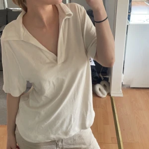 Frotté tröja  - Superfin Frottétröja från Gina Tricot, som är perfekt nu till sommaren. Jag har tyvärr inte fått så mycket användning för den så den är i superbra skick, nypris: 300kr💕