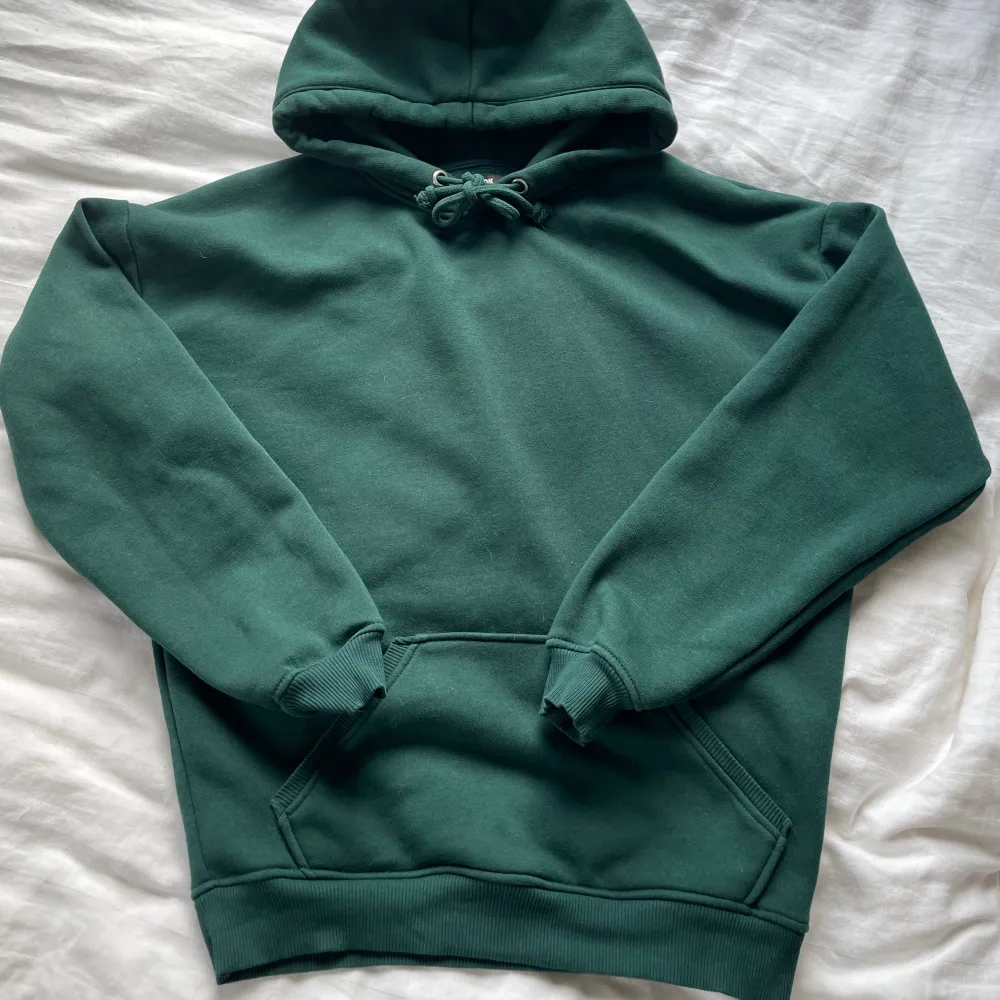 Säljer denna supersnygga mörkgröna hoodien som tyvärr inte kommit till användning❤️❤️. Hoodies.
