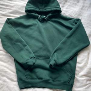 Säljer denna supersnygga mörkgröna hoodien som tyvärr inte kommit till användning❤️❤️