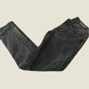 Riktigt snygga Dondup jeans i modellen George. ”tvättat” svart färg. Storlek 34 (passar ca 180cm). Jeansen är i fint skick. Nypris ca 3500kr! Fråga gärna vid funderingar.