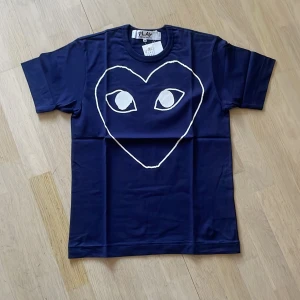 Comme des Garcons Play - Cdg t shirt, säljer pga den var lite liten på mig och det blir mycket extrakostnader att skicka tillbaka. Nypris ca 1100kr. Storlek: Medium Skick: 10/10 
