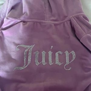 Juicy tröja - Fin juicy tröja, nästan aldrig använd, perfekt skick! Pris går att diskutera❤️