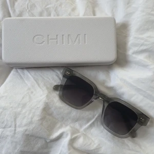 Chimi solglasögon  - Säljer mina supersnygga gråa chimi, perfekta nu till sommaren🩷🩷 i väldigt bra skick!! Köpta för 1200kr!!