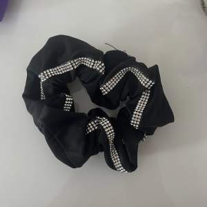 Säljer en svart håband med diamanter på💕 väldigt stretchigt💕
