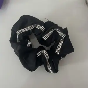 Säljer en svart håband med diamanter på💕 väldigt stretchigt💕