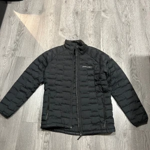 Peak performance  - Säljer en peak performance jacka, använt väldigt lite pågrund av att jag växte ifrån den!