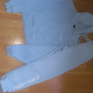 jättefin blå träningsoverall för en tjej - jättefin blå träningsoverall för en tjej str 152/164. Pris.130kr.Välkomen