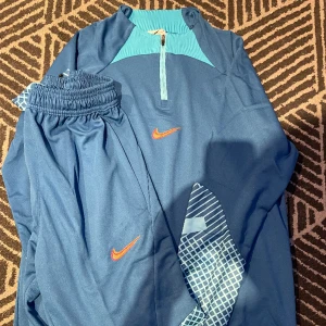 Nike dri-fit - Blå Nike dri-fit i nyskick Skriv om du har frågor? Eller vill se mer bilder
