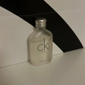 Ck one parfym  - En najs doft som luktar väldigt gott, den är nästan helt full. 