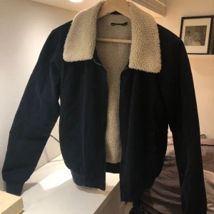 Brandy Melville jacka - Den har lite vitt målarfärg på ena ärmen vid handleden. 