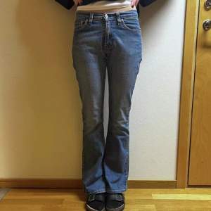 Vintage Levi’s jeans i modell 750 Midja: 35cm Total längd: 100cm Innerbenslängd: 78cm Modellen är 172cm💙