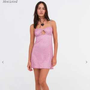 For love & lemons klänning - Helt ny klänning från for love & lemons i storlek M. Säljer då den var lite för liten för mig och glömde skicka tillbaks. Skulle säga att klänningen är relativt liten i storleken. Köpt för 2300kr. Skriv för egna bilder.😊