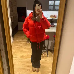 Säljer denna röda jacka då den inte inte kommer till någon användning längre💕Sparsamt skick och enbart används en vinter, super varm och skön🙏🏼 