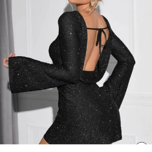 Nyårsklänning - Säljer denna super fina klänningen, perfekt till nyår! Den formar kroppen jättefint. Använd en gång så toppen skick! Köparen står för frakt