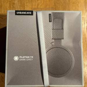 Nya med plomberingen kvar! Hörlurar Urbanears TX  Färg: Dark Grey 