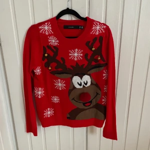 vero moda - Säljer denna stickade tröjan från vero moda med ren och bjällror på! Perfekt nu till jul. Köptes förra året men bara använd en gång så därav nyskick. Köptes för runt 300kr och säljer för 250kr