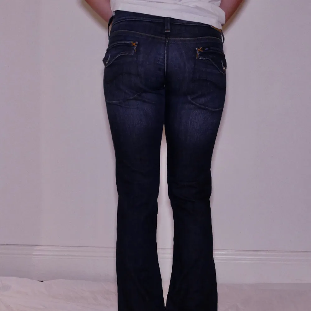 Snygga lee jeans  Lee w29 L33: Hela byxan 101cm Innerbenslängd 81cm Midjan 43cm Midjehöjd 18cm Benbredd 21cm. Jeans & Byxor.