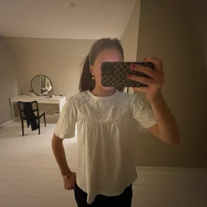 Söt blus - Fin söt blus från zara barn, lite liten för mig så därför jag säljer  Slutsåld i butik och på nätet