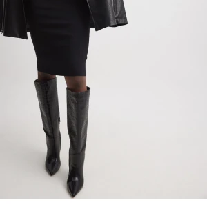 Stövlar  - Säljer dessa skitsnygga stövlar i storlek 38 pågrund av att de var för stora för mig och glömde skicka tillbaka i tid. De är aldrig använda! Ny pris är 899kr 