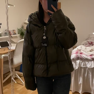 Grön glansig jacka - En tjock och varm fodrad jacka. Den har en armé grön färg och har aldrig använts. Prislappen är kvar❤️köparen står för frakt🫶 
