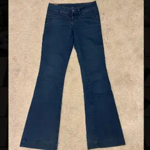 Jag säljer dessa fina jeans pågrund av att de blivit för små men dem är inte använda särskilt mycket och är i fint skick. 💗Innerbenslängd 81, midja 36. 