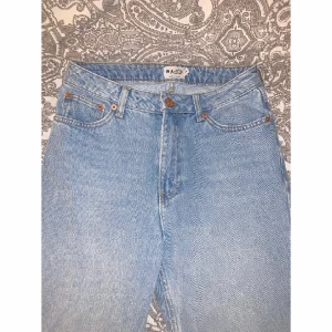 Jeans - Raka jeans med hög midja,super fina moderna byxor. knappt använda alltså i mycket fint skick💖