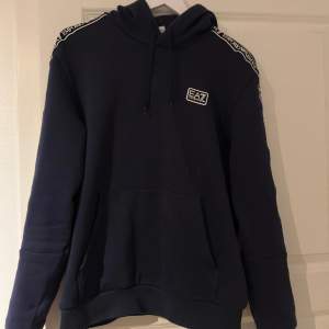 Tja! Säljer en fet EA7 hoodie. Skick 9/10 jättevarm och jätteskön. Dm för mer frågor🤝